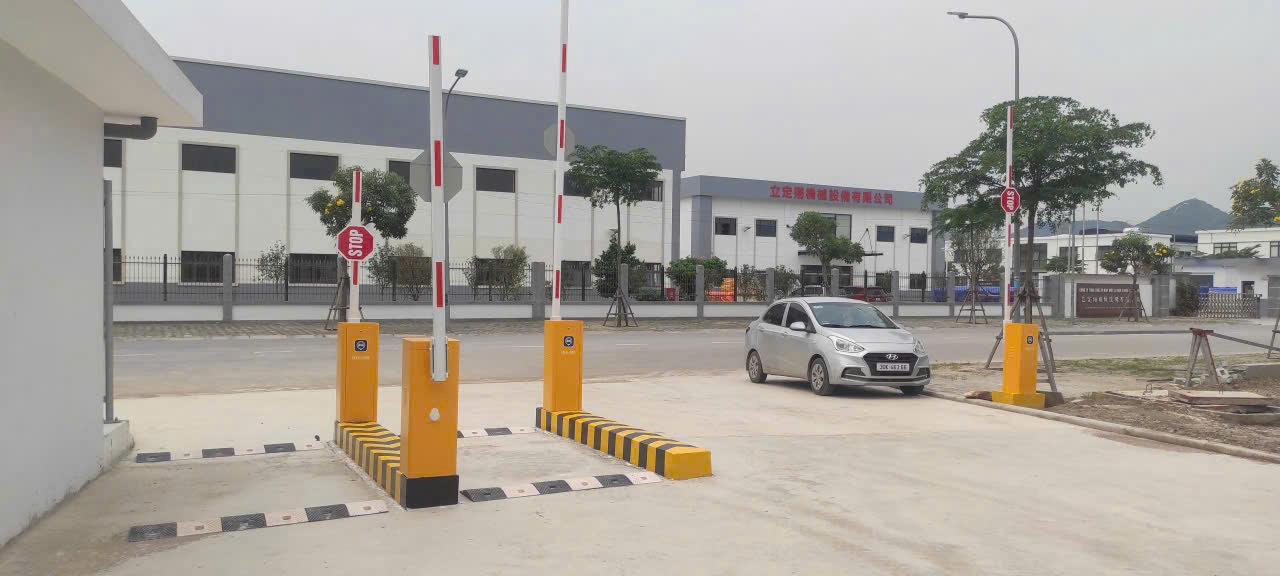 Hệ thống barie tự động kiểm soát lối ra vào bãi đỗ xe ô tô trước khu công nghiệp
